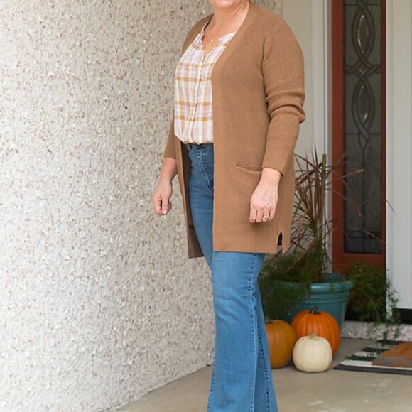 Gap plaid button up top - Picture 4 of 6